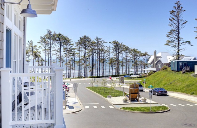Seabrook's Pacific View, a cozy loft in Town Center!