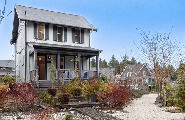 Seabrook's Sea Babys, a 2-bedroom farmhouse!