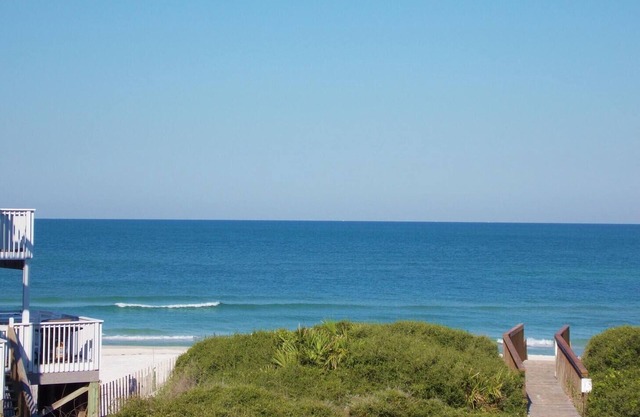 SEACLUSION OFFERS GULF VIEWS & STEPS TO BEACH! 2 COMMUNITY POOLS!