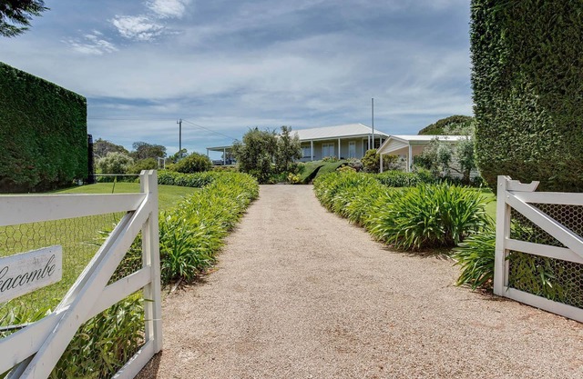 Seacombe swimming pool, private tennis court and a spacious garden