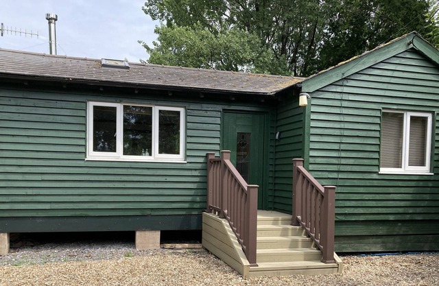 SEADRIFT CABIN, pet friendly, with open fire in Llansteffan