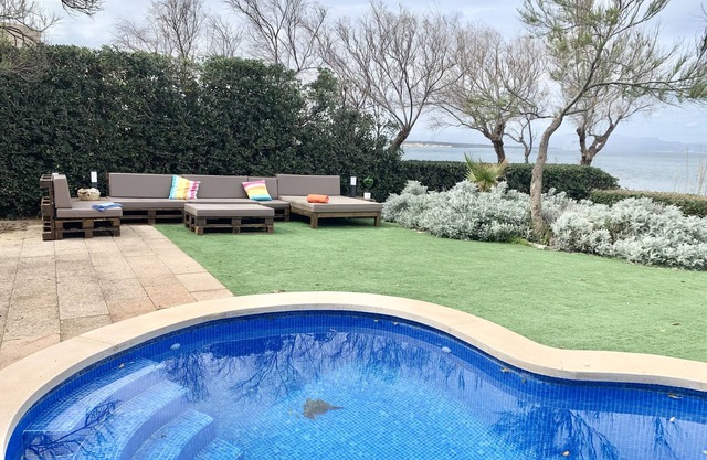 SEAFRONT VILLA. SUNNY AND COZY