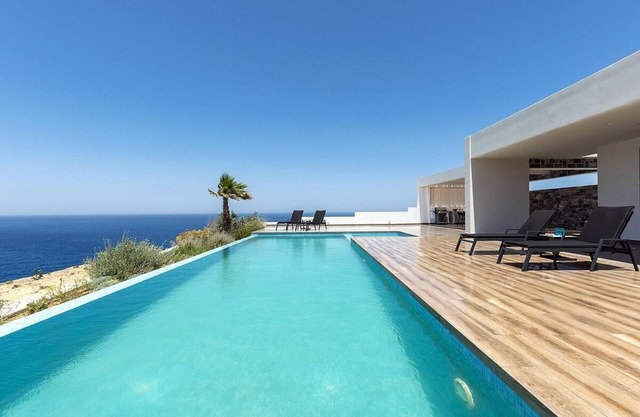 Seafront 4 bedroom villa with access to a beach