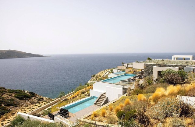 Seafront 5 bedroom villa with access to the beach