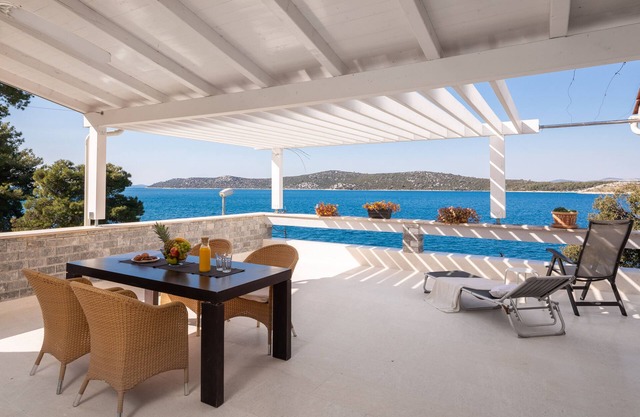 Seafront 6-bedroom Villa w/heated Infinity Pool