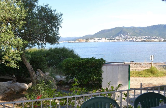 Seafront apartment in Cap Ras - Family-friendly and pets allowed