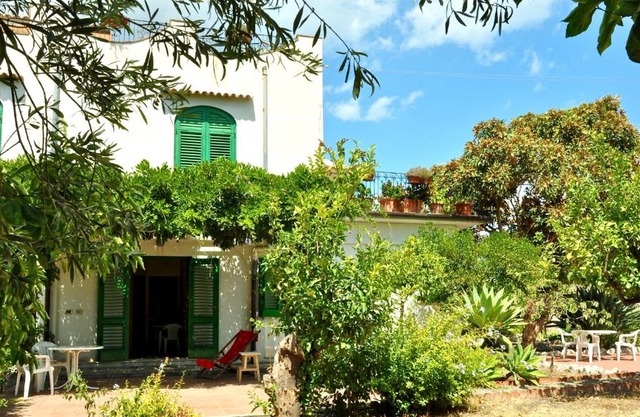 Seafront Apartments Garden House