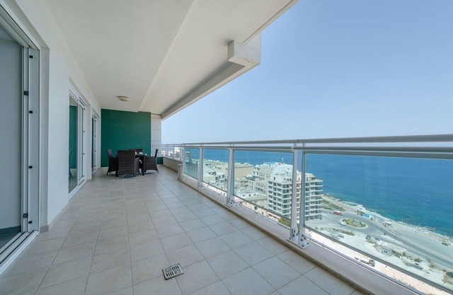 Seafront Luxury Apartment Incl Pool