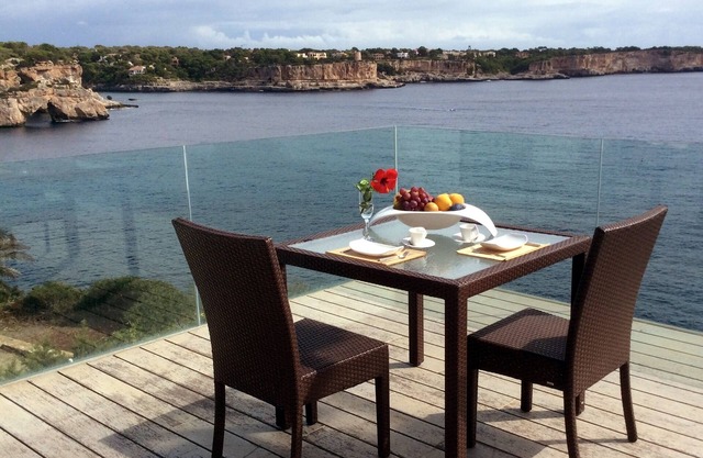 SEAFRONT MODERN VILLA, incredible view, nice sand beach in few steps, free WiFi