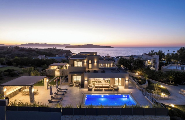 Seafront Villa Family & Groups Getaway H.Pool Sauna Jacuzzi Gym Stunning Views