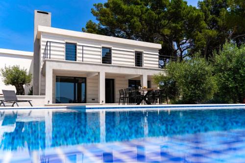 Seafront Villa Serenita