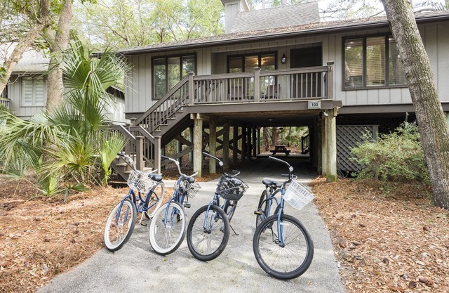 SeaGlass Kiawah – Stylish Cottage Steps from Beach, Pools & Golf
