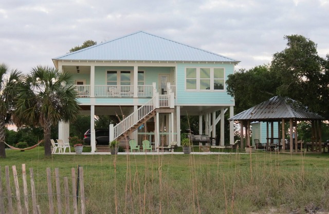 'Seaglass'-Perfect Beach House with Pool, Peaceful and Private