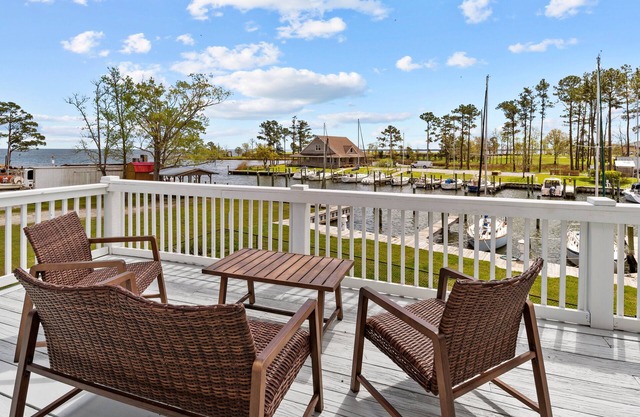 Seagulls Seaport- Pet Friendly, Waterfront, Slip