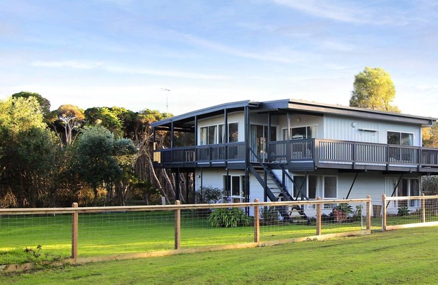Seanic at Smiths close to YCW beach. Enjoy a winter escape! Book a 3rd night for half price!