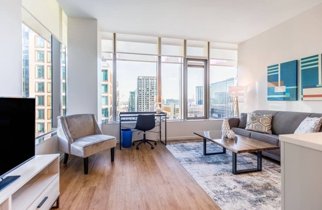 Seaport Apt with City Views and Pool