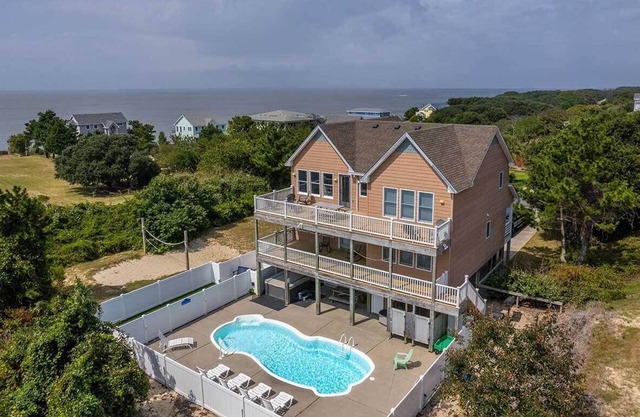 SEAS THE VIEW Oceanside, close to Duck Village, 7 bed, 4.1 bath, pool, hot tub, dogs allowed!