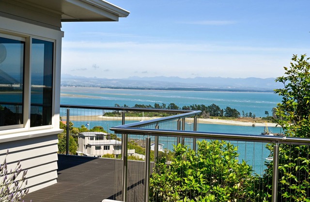 Seascape Villa - Nelson waterfront, Great Views on Haulashore Island!