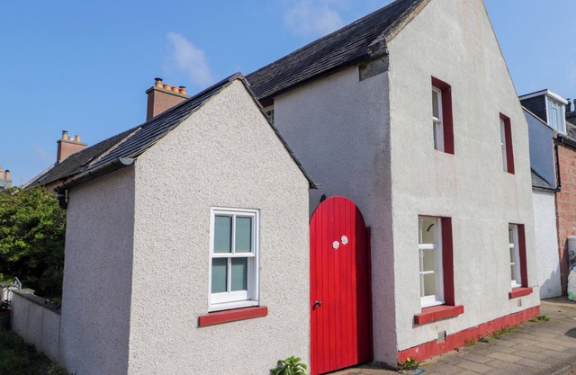 SEASHELL COTTAGE, family friendly, with open fire in Cromarty