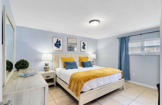 Seashell~ Walk to the beach Pool, BBQ, Arcade, Gym