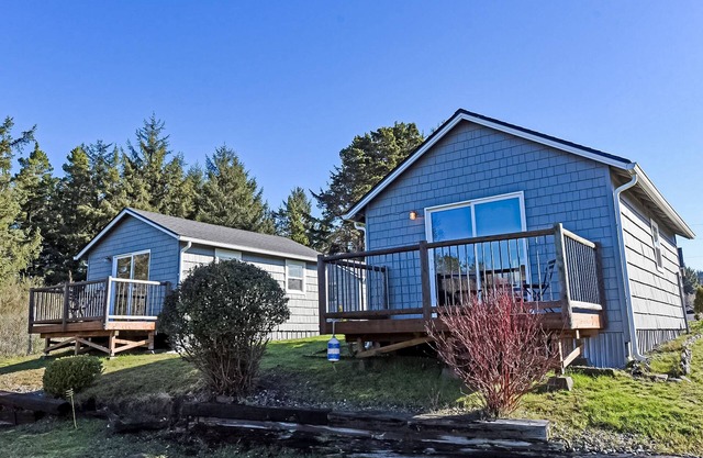 Seaside community cottage w/hot tub, firepit, quick beach access - dog-friendly
