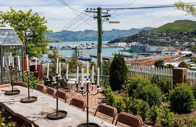 SEASIDE COTTAGE, family friendly, with a garden in Lyttleton