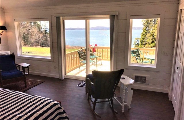 Seaside Cottage With Amazing Ocean Views:NEW MASTER BR,LR, Screened Porch,DECKS