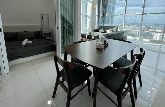 Seaside Escape: Modern 2BR Loft in Maritime Suite