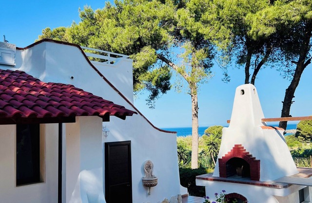Seaside Escape with Stunning Views – Steps from Taranto’s Best Beaches!