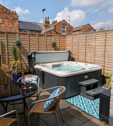 Seaside Escapes - with relaxing hot tub!