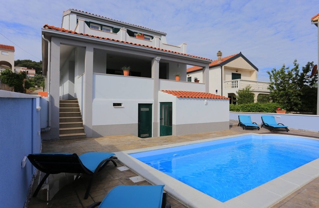 Seaside family friendly house with a swimming pool Slatine, Čiovo (K-17231)