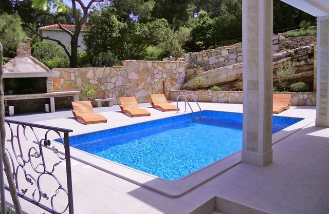 Seaside family friendly house with a swimming pool Puntinak, Brač (K-767)