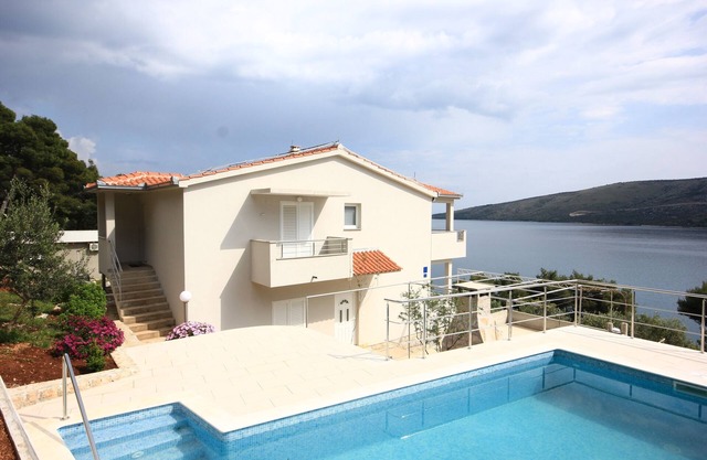 Seaside family friendly house with a swimming pool Poljica, Trogir (K-8661)