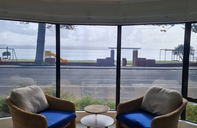 Seaside holiday home in the front row! With panoramic views across Hawke Bay
