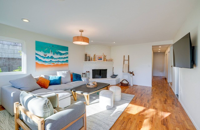 Seaside Home w/Hot Tub & Patio: Close to Beaches!