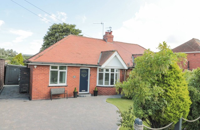 SEASIDE HOUSE, pet friendly, character holiday cottage in Cayton
