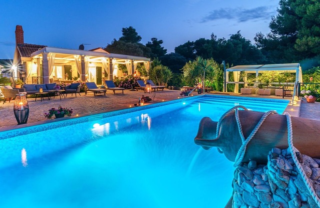 Seaside luxury villa with a swimming pool Mirca, Brač (K-16183)