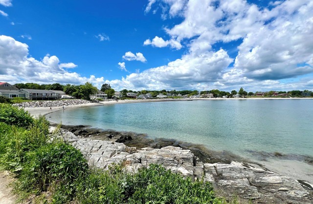 Seaside Retreat in Cape Elizabeth. Walk to 2 Beaches, restaurants + coffee shops