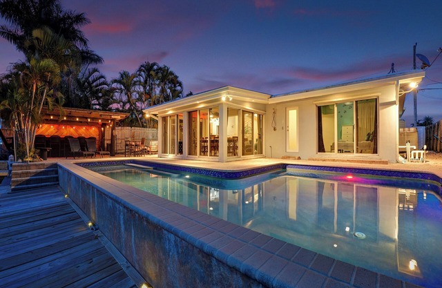 Seaside Retreat. Heated Pool/BBQ. Tiki Bar
