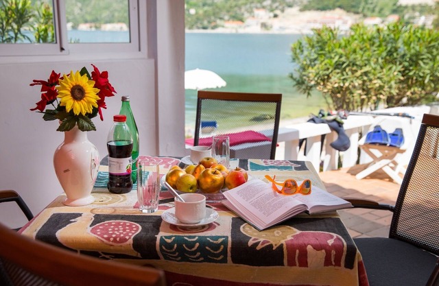Seaside Studio - Studio Apartment with Private Beach and Sea View