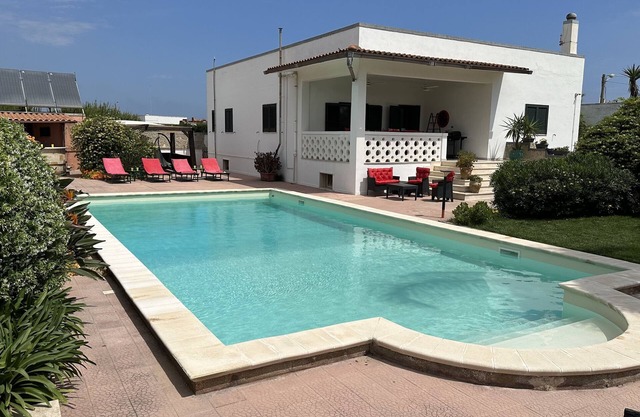 Seaside villa, heated swimming pool, free WiFi. A/C