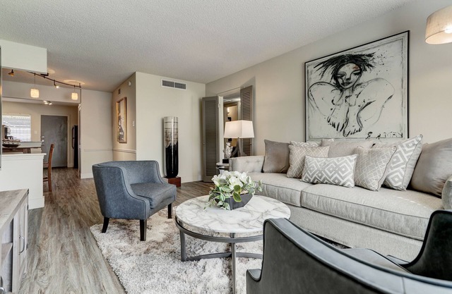 Seasonal Deals Modern 2BR 2BA in Galleria with saltwater pool