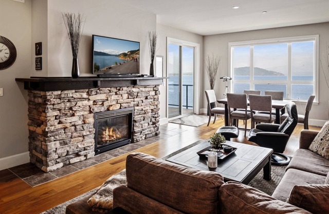 Seasons Waterfront Condo. Beach, Heated Pool, Hot Tub