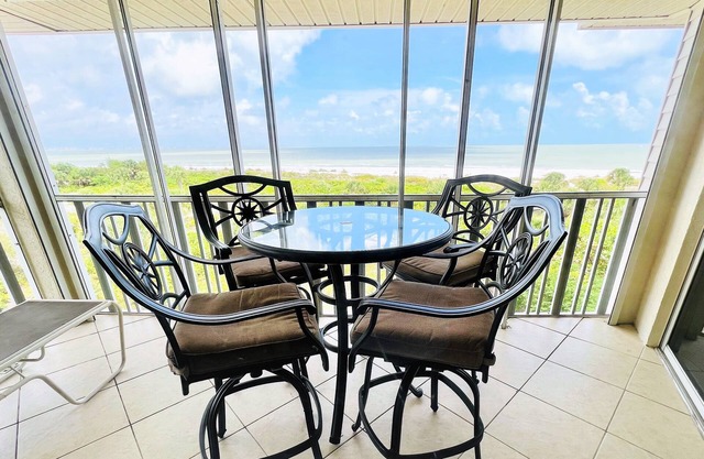 "Seaspray" beachfront, GULF VIEWS, free bikes!