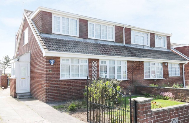 SEASPRAY, pet friendly, country holiday cottage in Withernsea