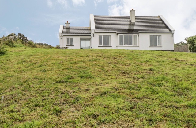 SEASPRAY, pet friendly, with open fire in Tully, County Galway