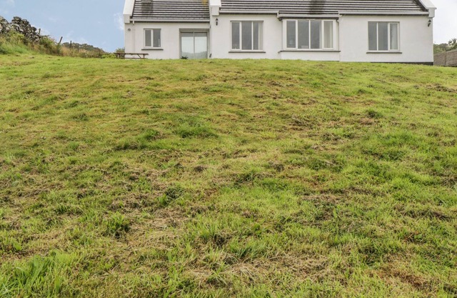 SEASPRAY, pet friendly, with open fire in Tully, County Galway