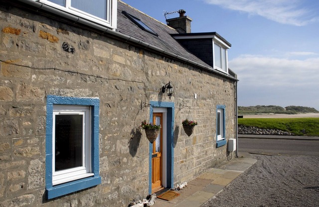 Seatown Cottage Lossiemouth - a traditional Cottage with beautiful river views