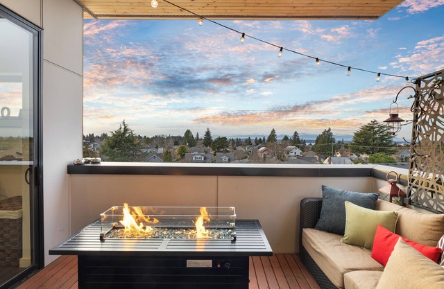 Seattle West - Admiral Dist- Stunning Views, Balcony, AC, 90 Walk Score