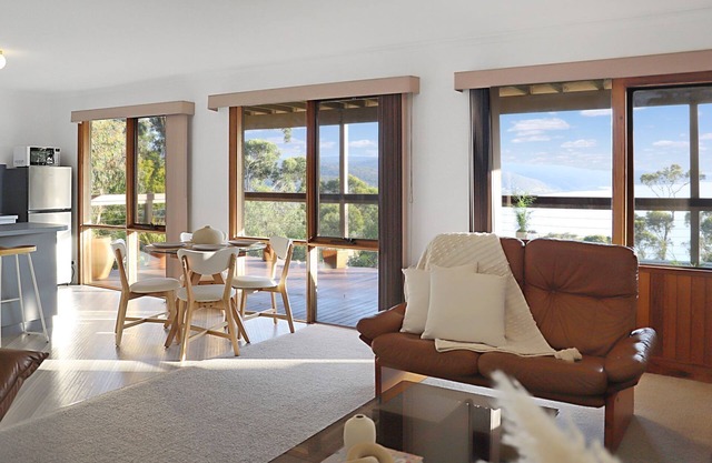 Seaview Cottage - Perfect for couples or families, with beaches and trails nearby!